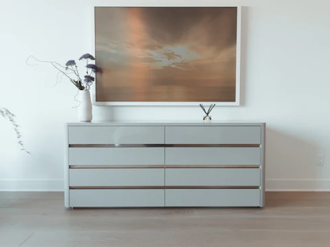 Foto dimostrativa: Cassettiera moderna sotto un quadro