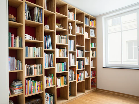 Foto dimostrativa: Libreria in legno a tutta parete